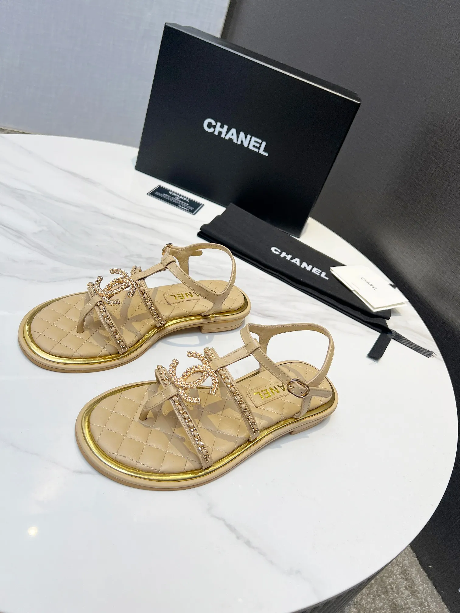 👟👟Ex-factory price 500👟👟 CHANEL2025 Xiaoxiang new classic flip-flop sandals, unique double-layer welt craftsmanship, 👡 👄Original 1:1 molded logo🧡Exudes lasting charm Xiaoxiang sandals👡Vivid intellectual elegance👥Brings out women’s unique beauty👩‍🦰 Fabric: Sheepskin Lining: Imported sheepskin , Outsole: Rubber outsole (leather outsole) Color: black/apricot/white, code number: 35-40 (41-41 customized, non-refundable and non-exchangeable)